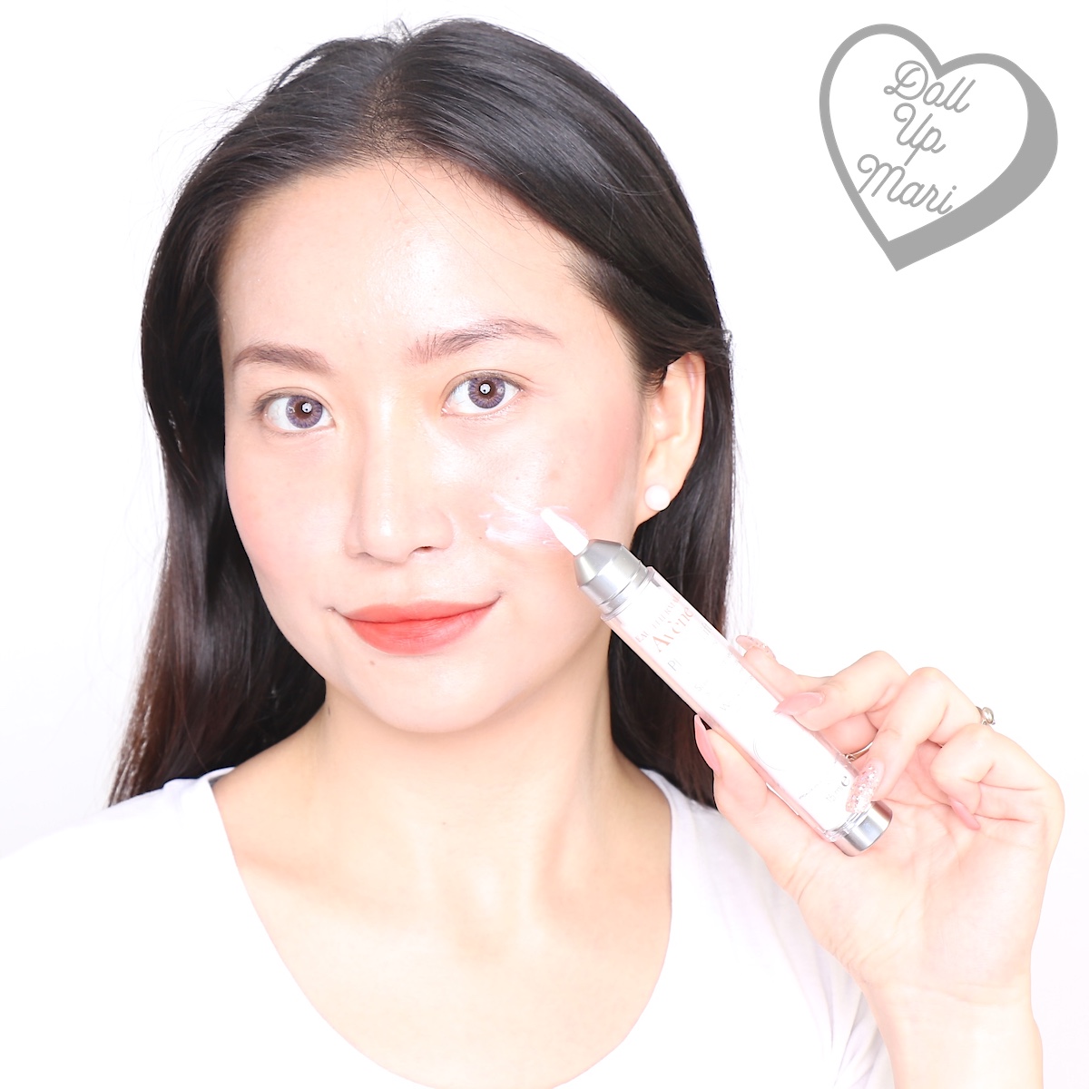 dollupmari posing with Avène PhysioLift Precision Wrinkle Filler
