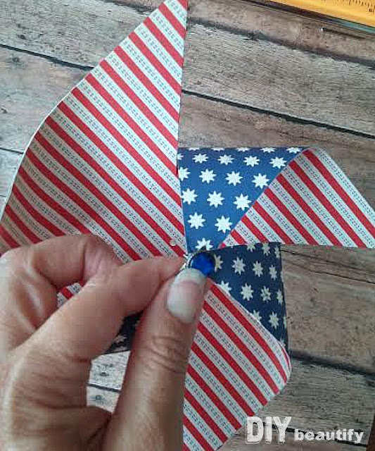 Learn how to make these awesome Patriotic Pinwheels in just a few simple steps! Find the tutorial at DIY beautify!