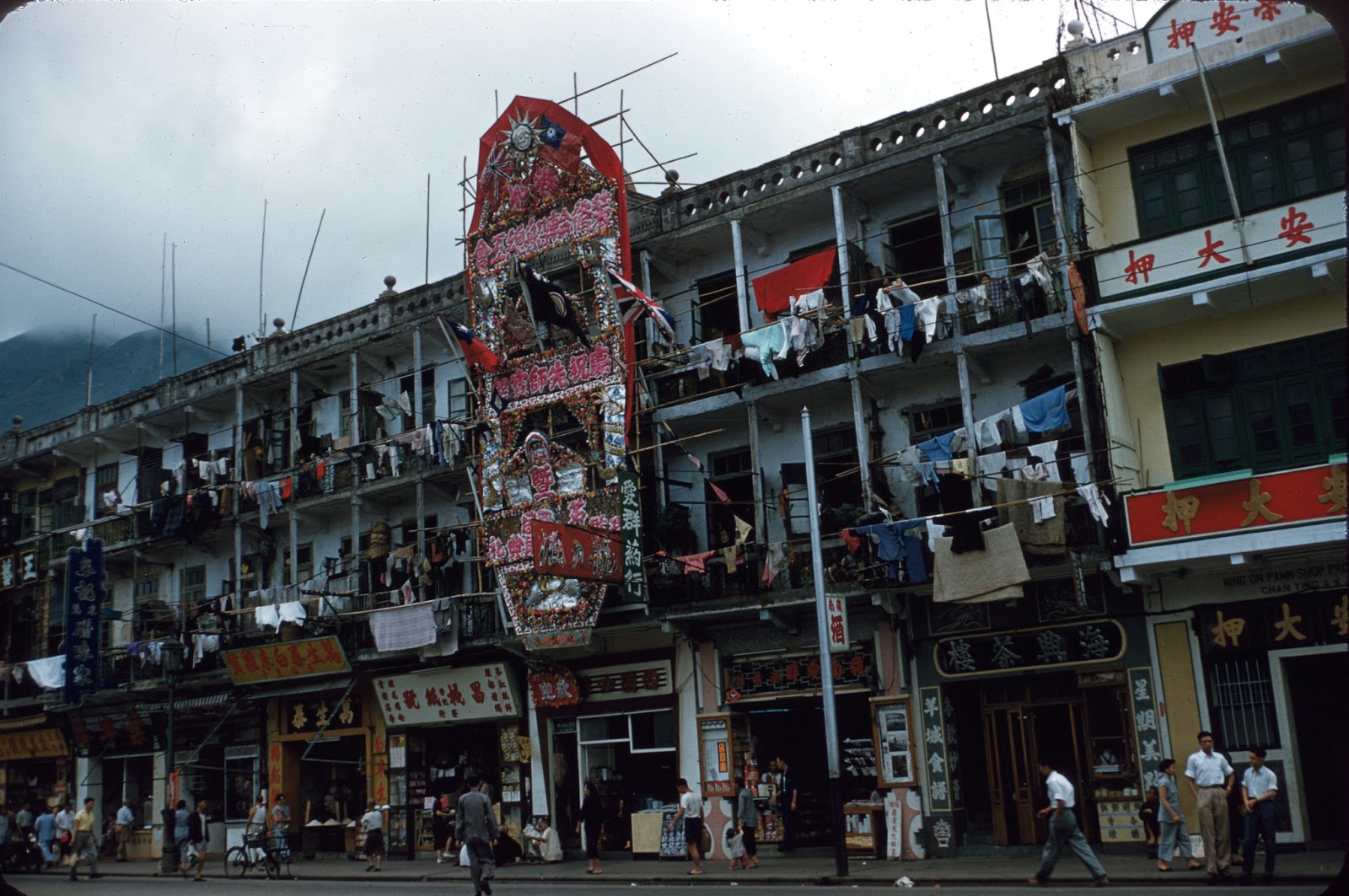 Amazing color photographs of Hong Kong in the 1950s - 22