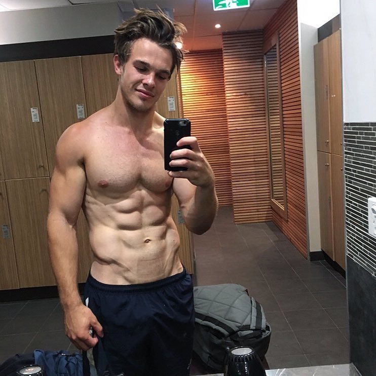 handsome-fit-young-guys-charlie-taylor-smiling-shirtless-body-selfie