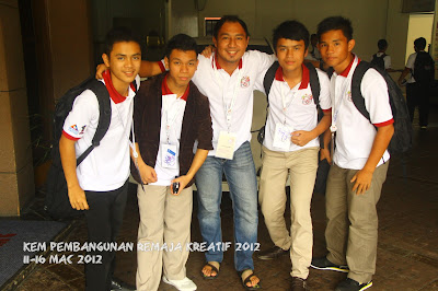 Steward Selan, Luqman Hakim, Cikgu Hailmi, Terry Denis dan Pressly Palong semasa Kem Pembangunan Remaja Kreatif SKMM 2012