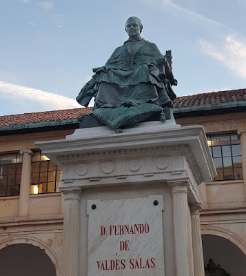 Valdés Salas, Universidad Oviedo, estatua