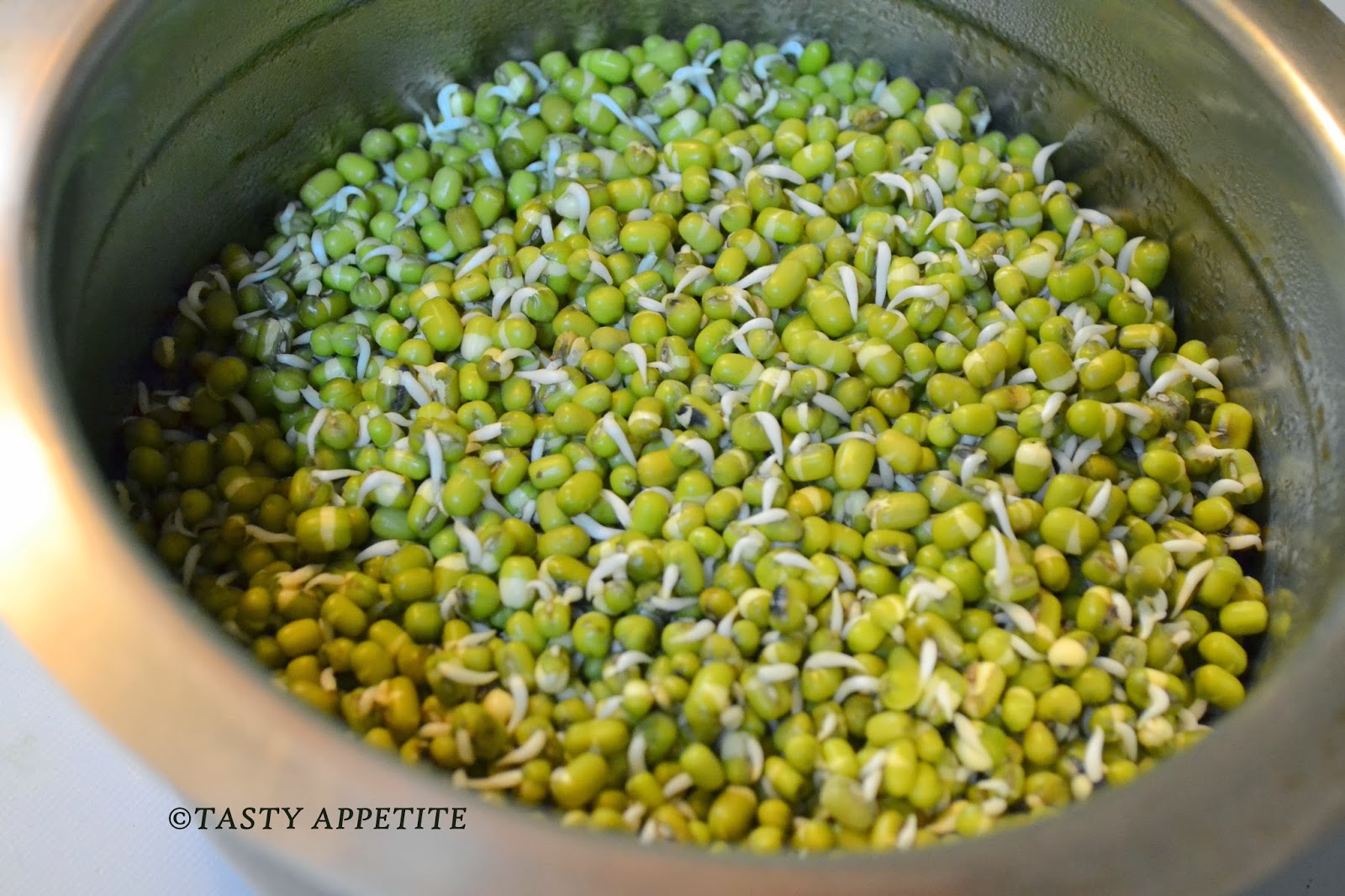 HOW TO SPROUT MOONG DAL ? / HOMEMADE SPROUTS RECIPE / MOONG DAL SALAD / STEP BY STEP RECIPE