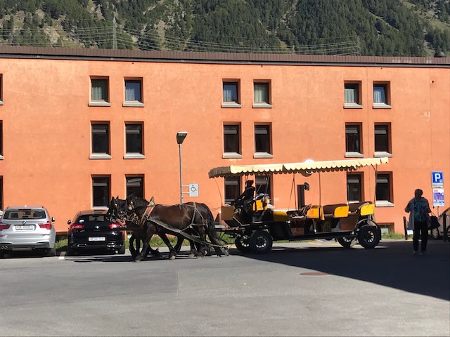 スイスの駅前に待機する馬車