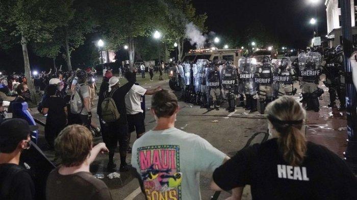 Aksi Demo Usai Polisi AS Tembak Warga Kulit Hitam Berujung Ricuh Aksi Demo Usai Polisi AS Tembak Warga Kulit Hitam Berujung Ricuh