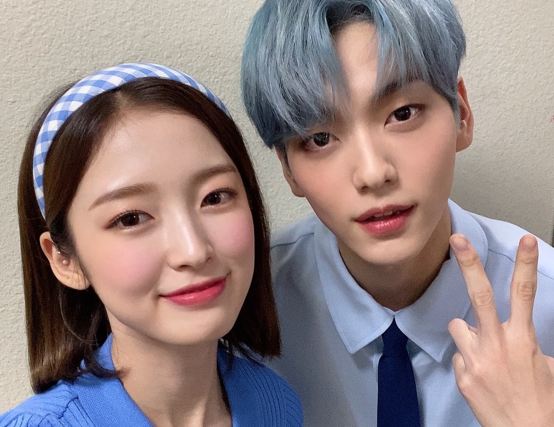 Pann الآراء مستخدمو الإنترنت غير مرتاحين بعادة تمايل آرين عضوة أوه ماي غيرل على سوبين عضو Txt خلال تقديم Music Bank