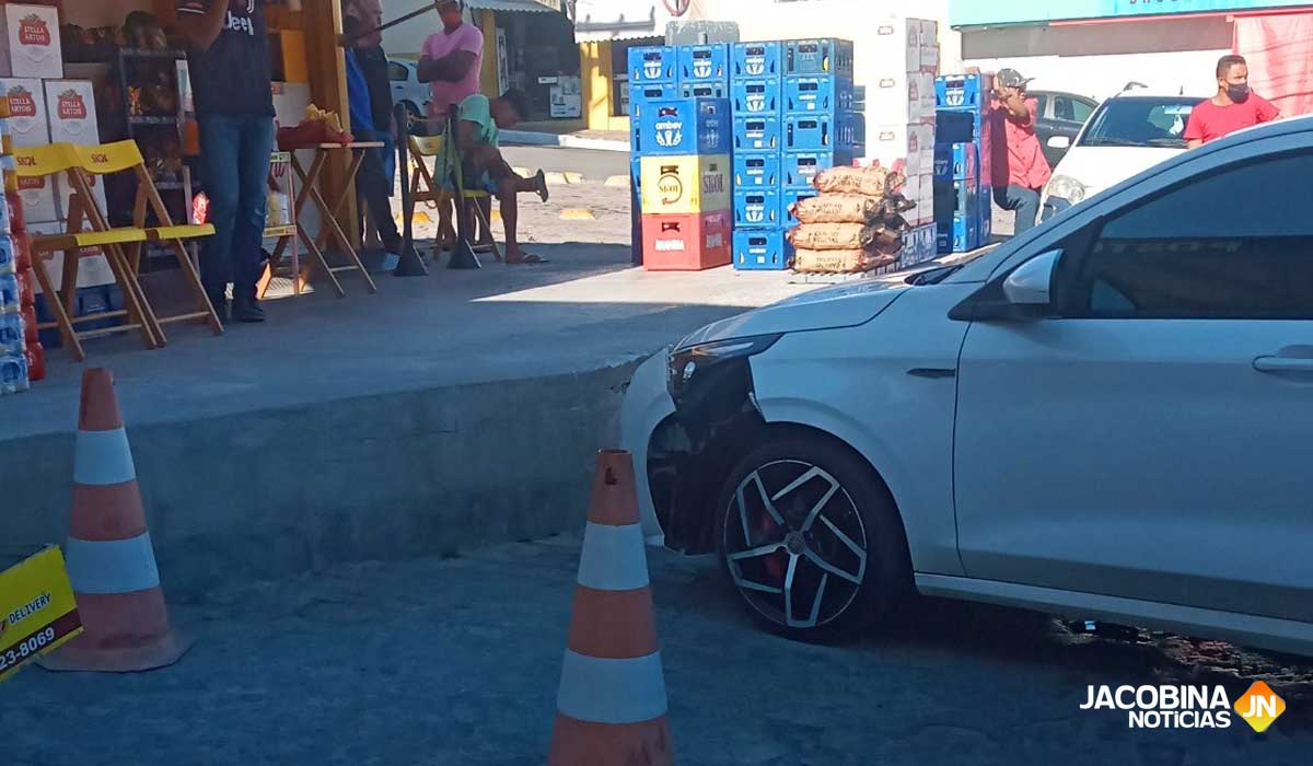 Jacobina: Motorista perde controle de veículo e atinge mureta de distribuidora