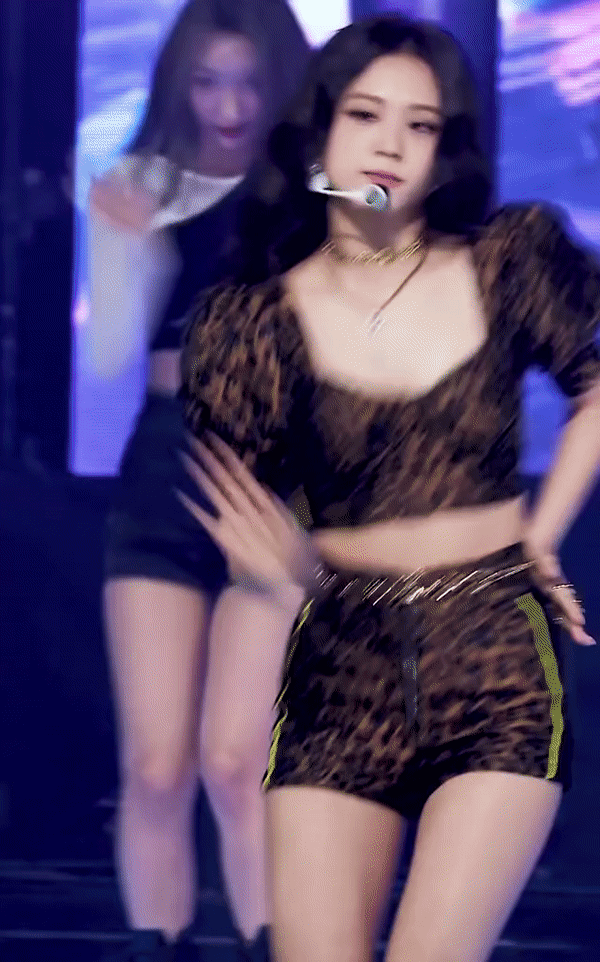 [연예] [움짤]         호피 입고 살짝 방심한 블랙핑크 지수 . GIF -  와이드섬