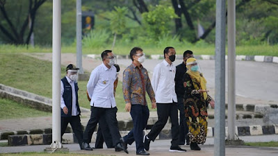 Ridwan Kamil Dampingi Presiden Jokowi Tinjau Vaksinasi Massal di RSUI Depok