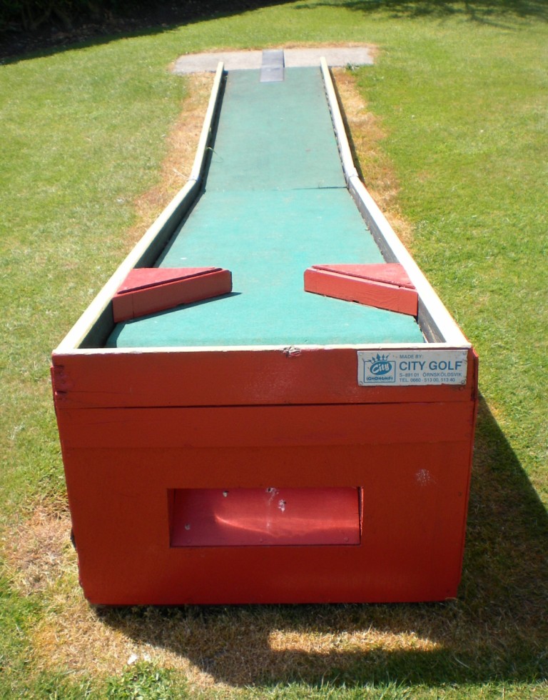 The Ham and Egger Files Minigolfing in Dovercourt, Essex