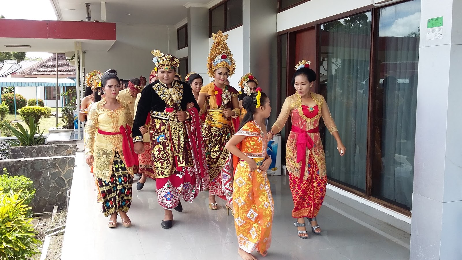 pakaian pernikahan bali image