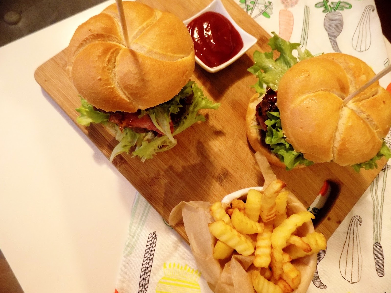 Domowy MC DOUBLE z własnym sosem BBQ, bekonem i karmelizowaną cebulką