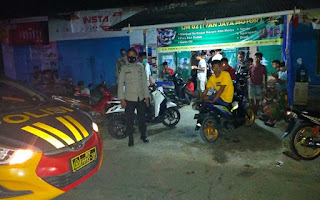 Cegah Kriminalitas di Malam Hari, Kapolsek Bulupodo Polres Sinjai Pimpin Patroli Biru