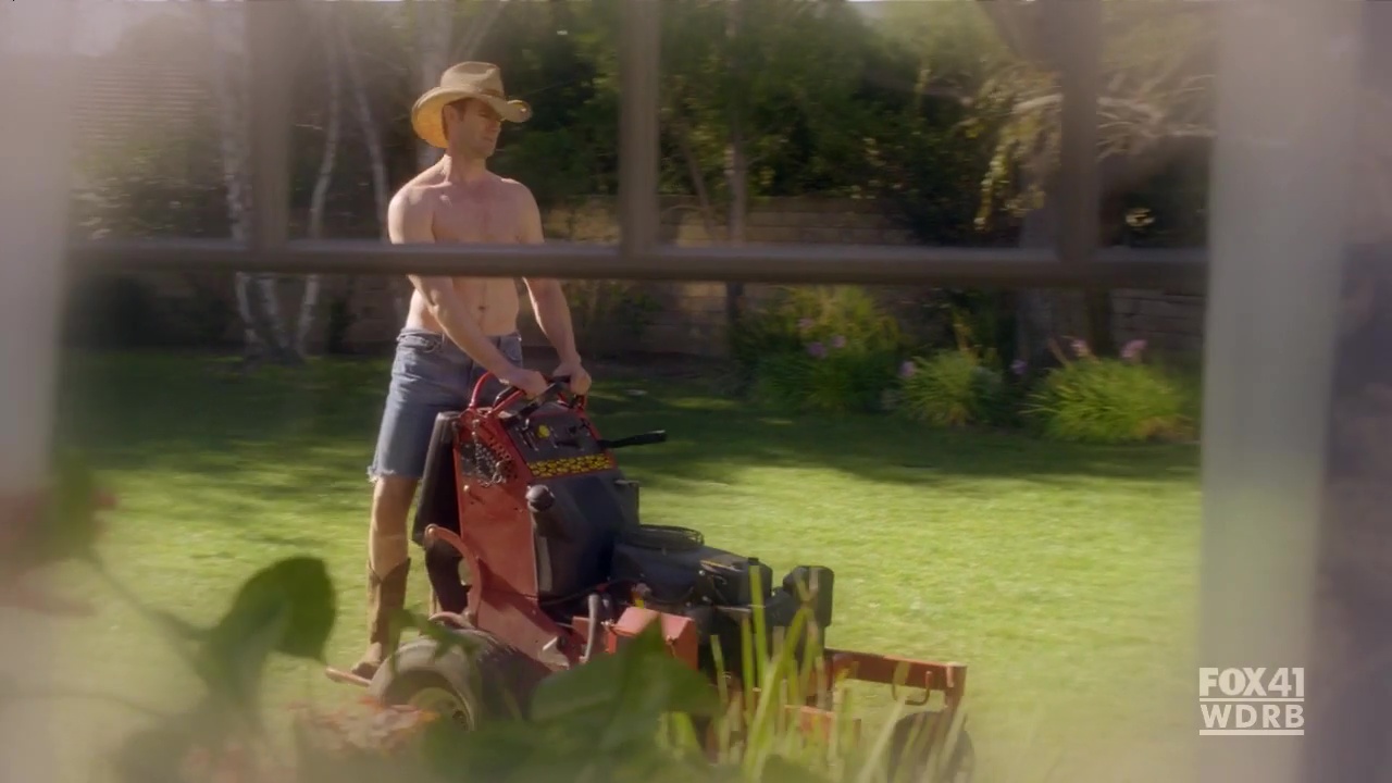 Garret Dillahunt shirtless in Raising Hope 1-20 "Everybody Flirts... 