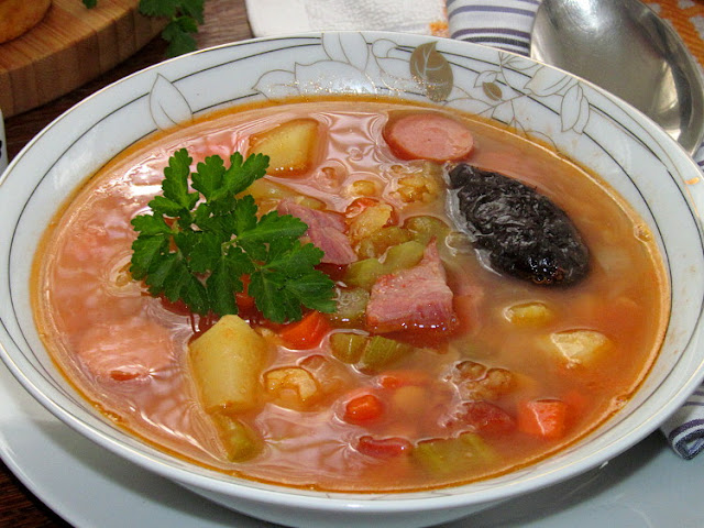 Гороховый суп с копченостями, яблоком и черносливом