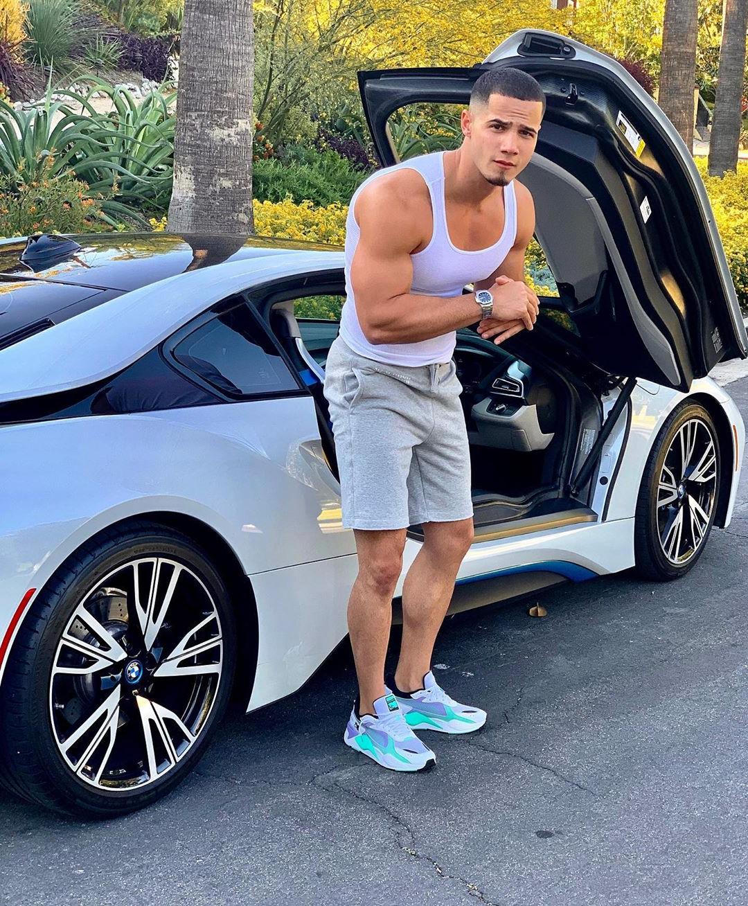 sexy-latino-chico-biceps-flex-muscle-car-jordan-torres