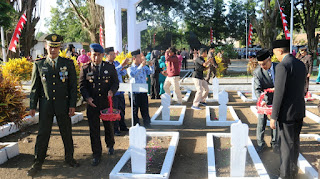 WUJUD BHAKTI DAN HORMAT AKAN JASA PAHLAWAN, PRAJURIT YONIF RAIDER 514 KOSTRAD MELAKSANAKAN ZIARAH DAN TABUR BUNGA DI TMP BONDOWOSO