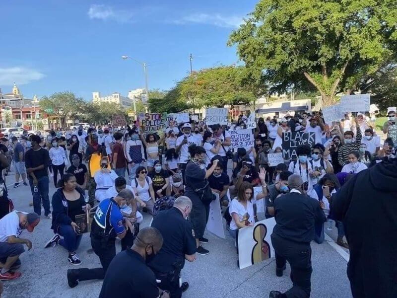 Polis Miami melutut