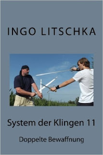 doppelte Bewaffnung bei langem Messer und Rapier