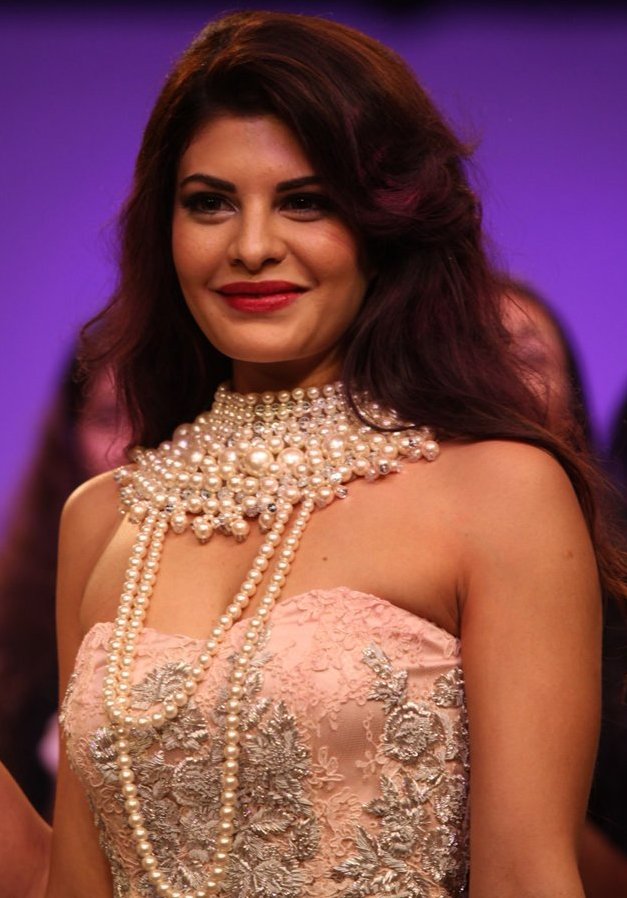 Jacqueline Fernandez Hot Photos At Lakme Fashion Week 2013 - Spicy Ammayi