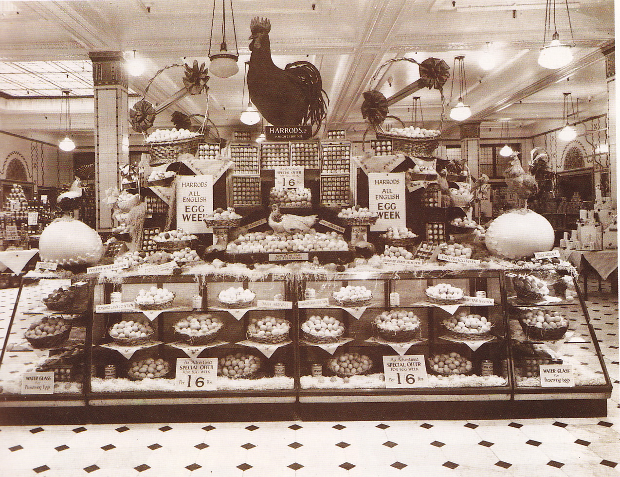История универмага. Лондонского универмага Harrods. 1898 Harrods. Магазин Хэрродс в Лондоне. Лондонский универмаг Harrods витрины чай.