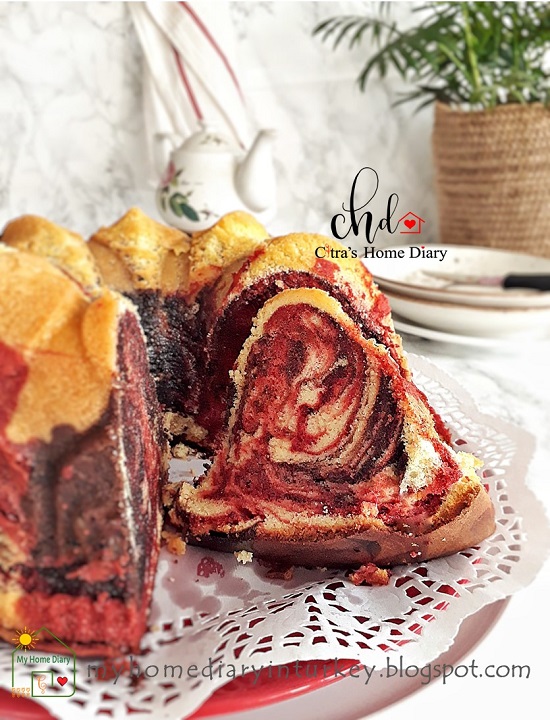 Red Velvet and Chocolate Marble Butter Cake. Best recipe with video step by step. | Çitra's Home Diary. #redvelvetcake #marblecake #marblebuttercake #buttercake #foodphotographycake #chocolatecake #memerkektarifi #resepcakemarmer #coffeecake #chocolatebuttercake #dessertcake