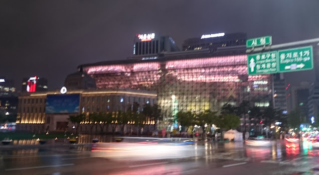 Seoul City Hall - die alte und die neue, beide verwackelt Seoul City Hall - die alte und die neue, beide verwackelt