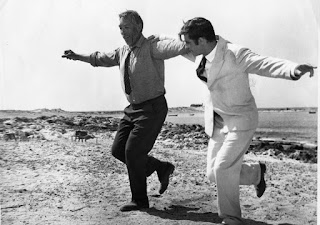 Fotograma de la película Zorba el Griego, en el que aparece Basil y Zorba Bailando el Sirtaki