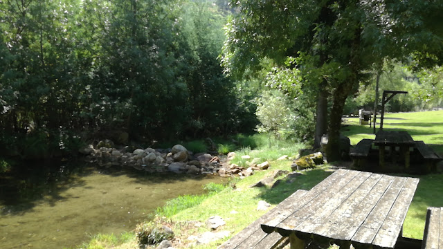 Parque de Merendas com mesas de madeira