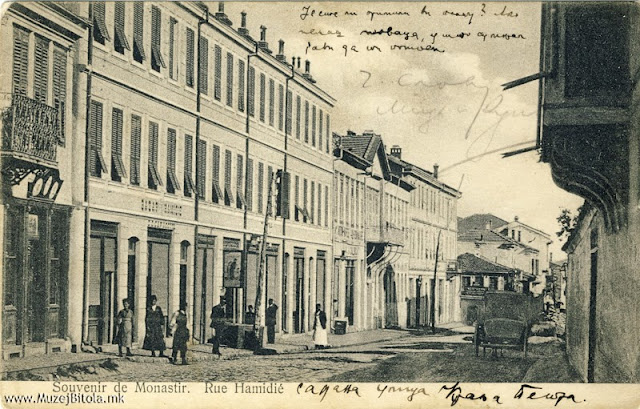 Широк Сокак, 1907 година – “Bazar Hamidie”Разгледница од серијата, со наслов “Souvenir de Monastir”, во црно-бела техника, издадена околу 1907 година од браќата Пили.
