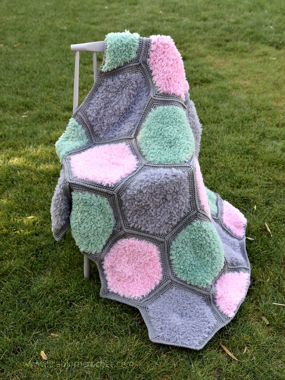 Soft Moss Blanket: FREE crochet pattern