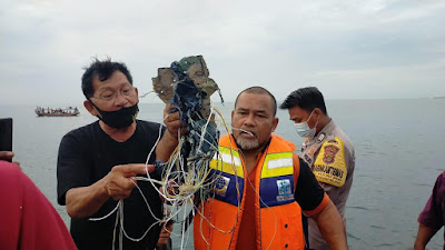 Personel Kepulauan Seribu Temukan Serpihan Pesawat Sriwijaya Air