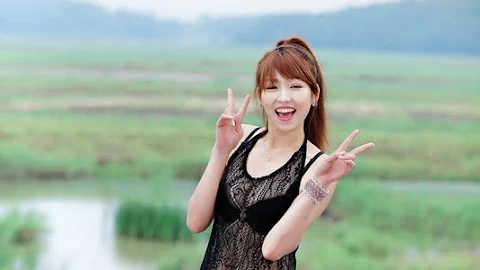 Lee Eun Hye – Black Dress At The Pool
