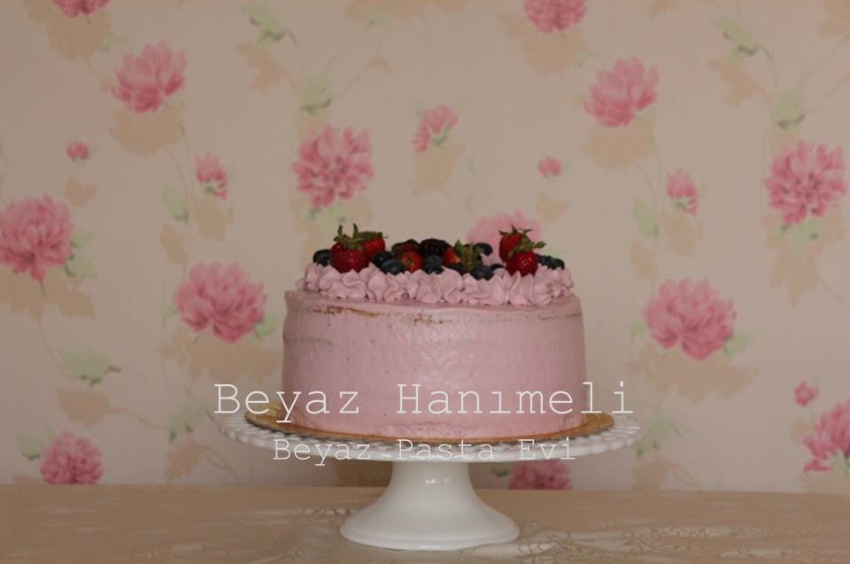 BEYAZ HANIMELİ Orman meyveli, böğürtlen kremalı pasta