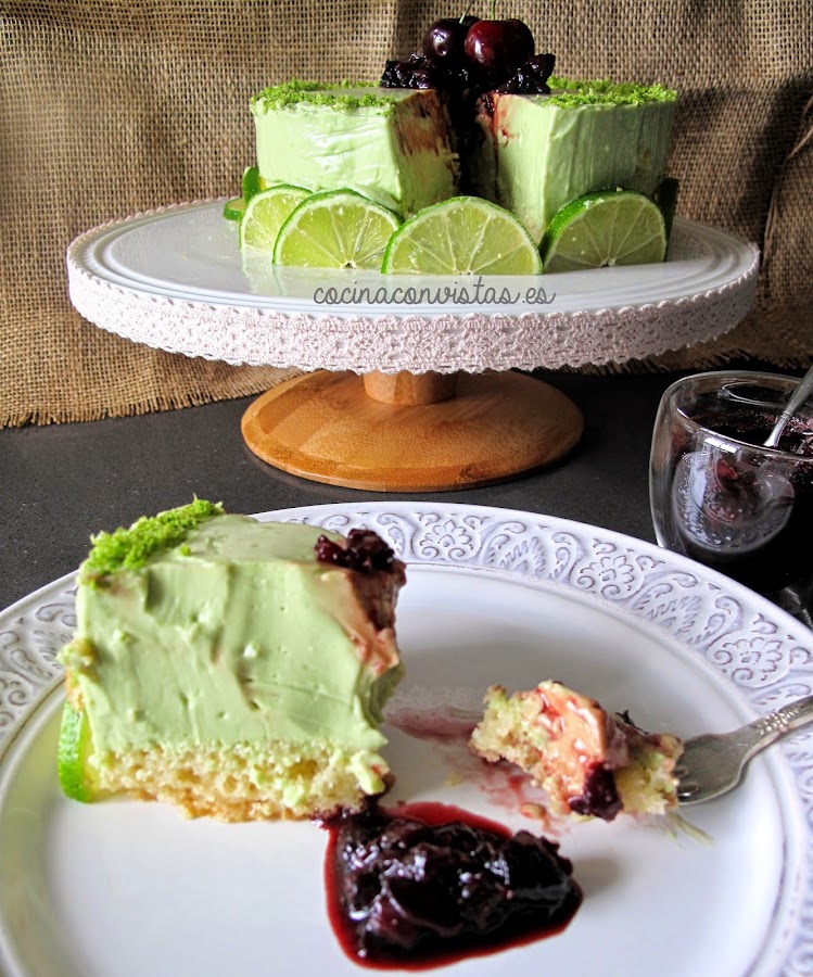 Tarta de Aguacate, lima y Queso con compota de Cerezas