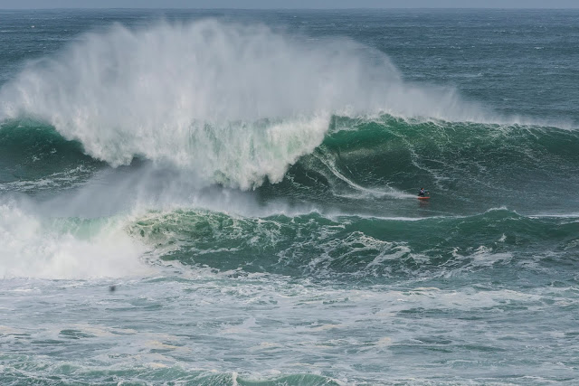 Ola gigante en la Challenge de Isla Pancha Ribadeo. Surf olas gigantes.