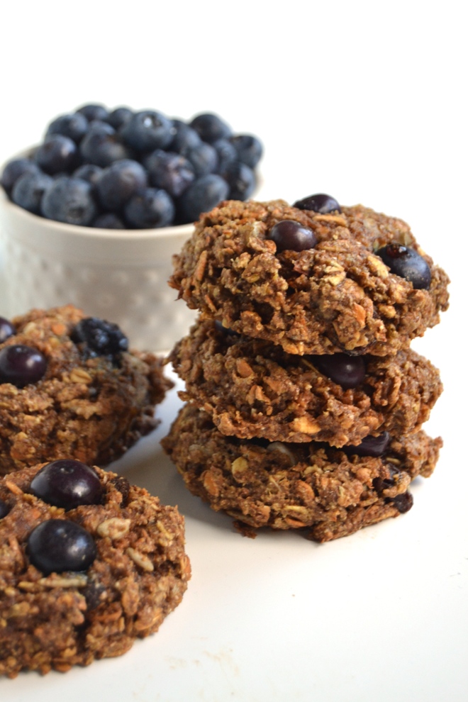 These Blueberry Breakfast Cookies are packed with nutritious ingredients such as fresh blueberries, flax and muesli for a healthy and delicious breakfast! www.nutritionistreviews.com