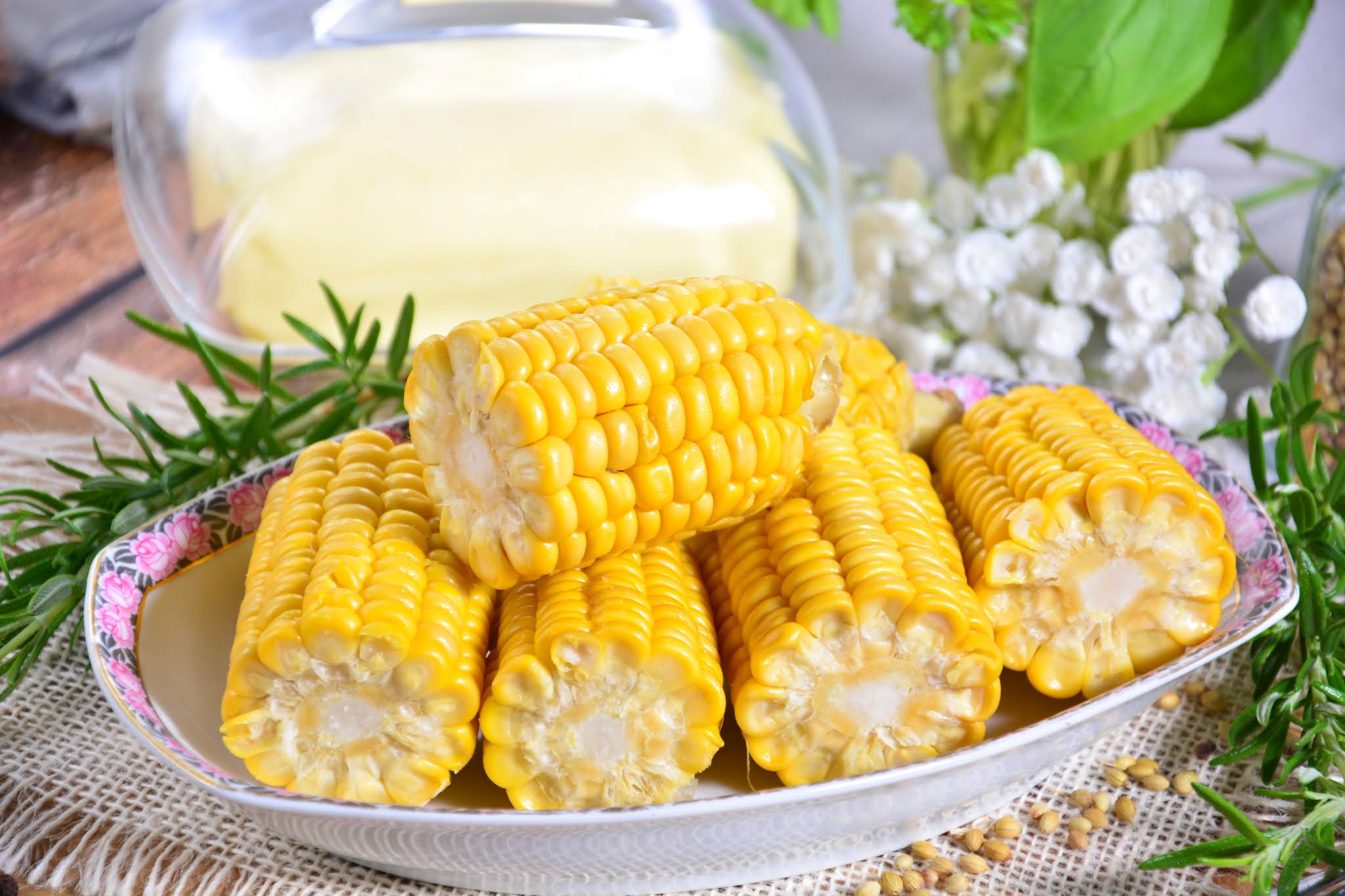 Kukurydza gotowana w kolbach z masłem czosnkowym