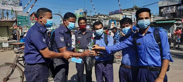 শিক্ষার্থীদের ফুল দিয়ে শুভেচ্ছা জানালো নীলফামারী ট্রাফিক বিভাগ