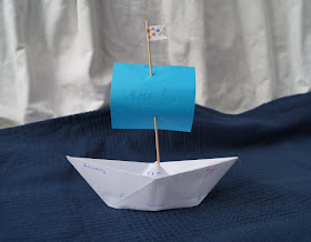 DIY: Papierschiff-Einladungen für den Kindergeburtstag basteln. Auch als Piratenschiff wunderbar einsetzbar!