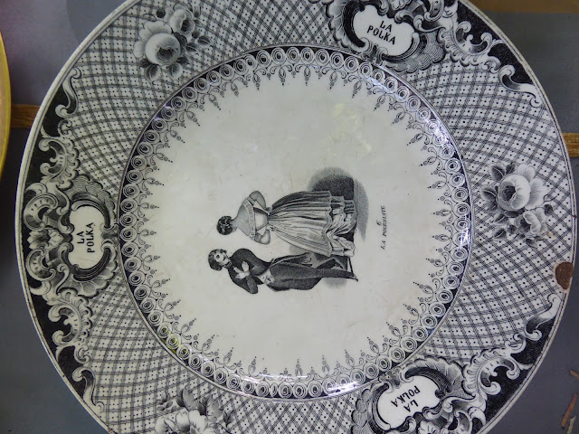 plate with two dancers