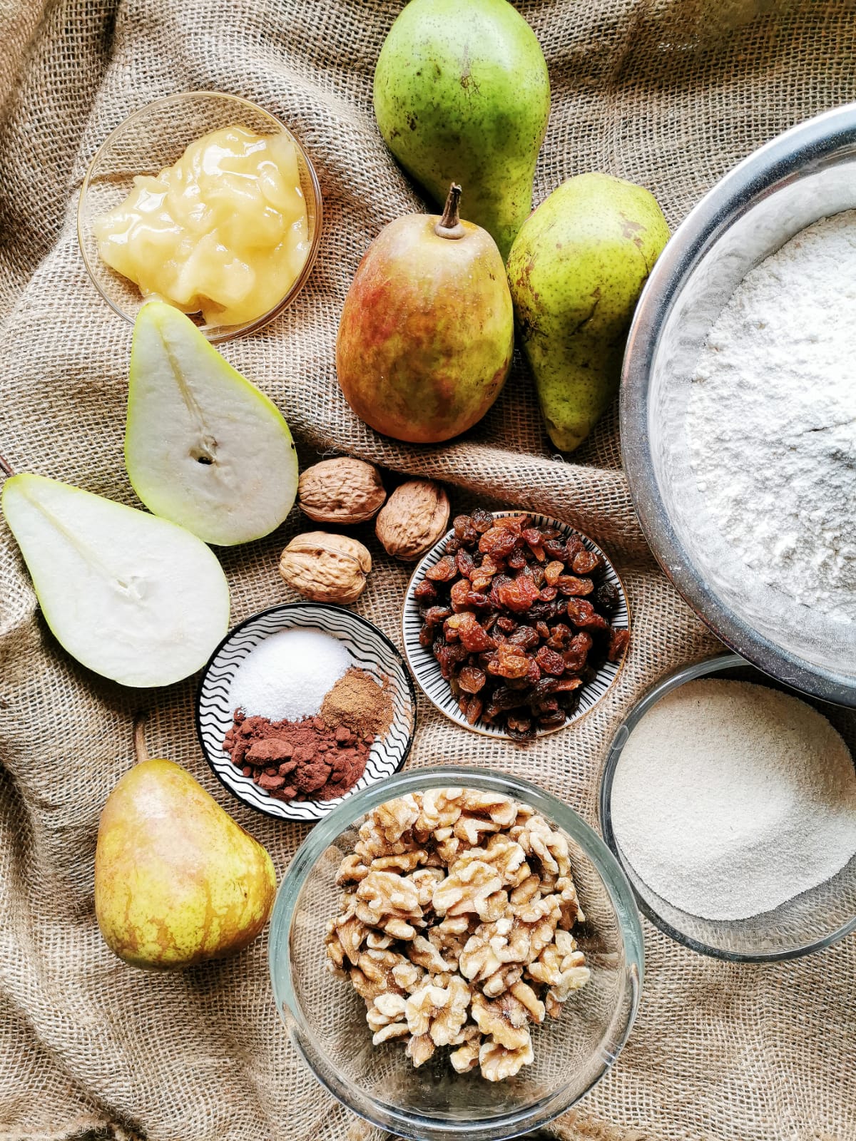 DIE Alternative zum Bananenbrot: Das saftige Birne-Walnuss-Brot mit kalifornischen Walnüssen ist lecker, bekömmlich, macht satt und ist zuckerfrei. Statt Kuchen oder zum Frühstück, unbedingt mal probieren! // Noch mehr leckere und einfache Familien-Rezepte gibt es auf judetta.de