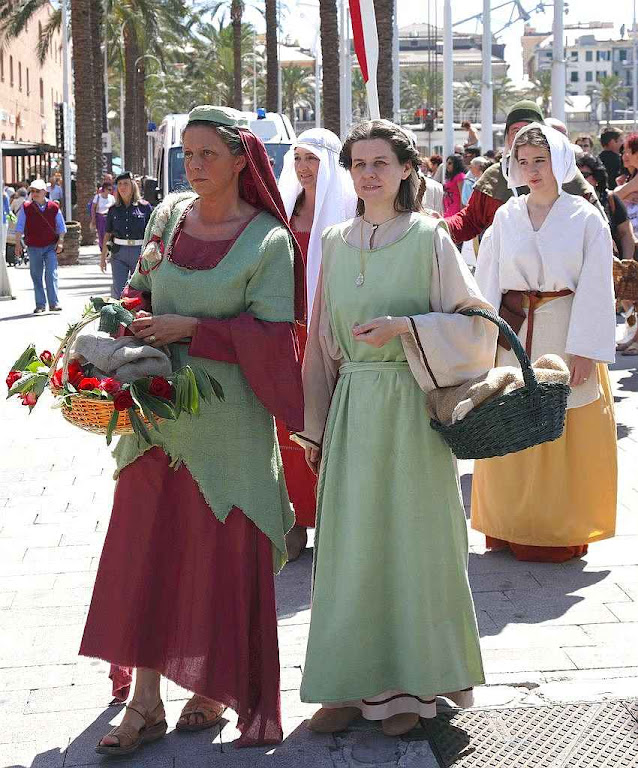 A condição dos camponeses obrigava à proteção e deixava-os livres para trabalhar a terra de que acabaram ficando donos. Parada histórica em Pisa, Itália. A condição dos camponeses obrigava à proteção e deixava-os livres para trabalhar a terra de que acabaram ficando donos. Parada histórica em Pisa, Itália.