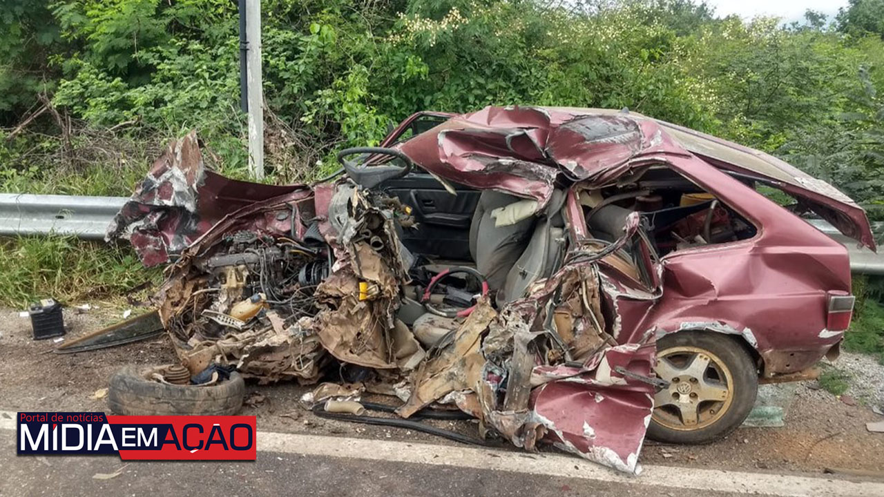 Motorista de carro morre após invadir contramão e bater de frente com caminhão na BR-232, em Serra Talhada