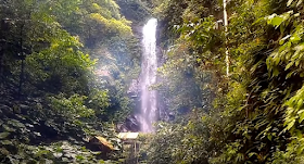 Jelajah Nusantara : Kesejukan Air Terjun Way Kalam dalam Hutan Alami