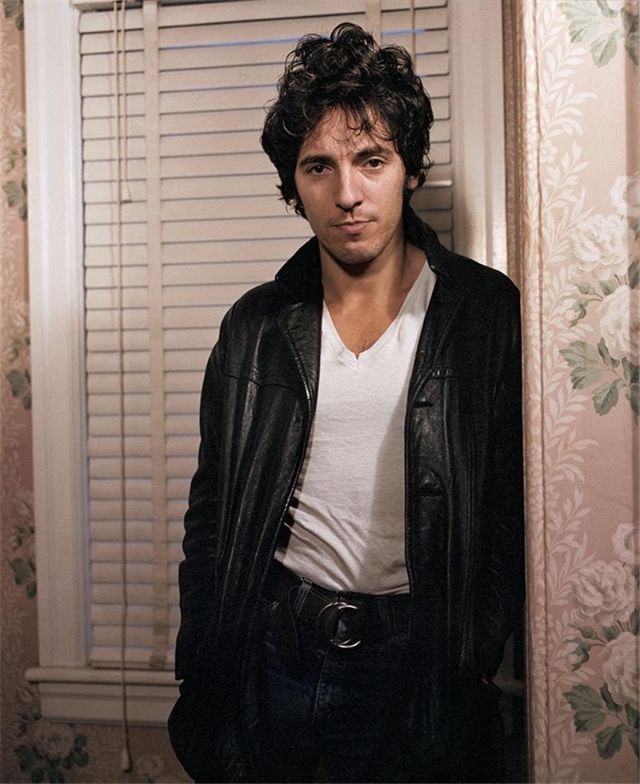 30 Rare Vintage Photographs of a Young and Handsome Bruce Springsteen