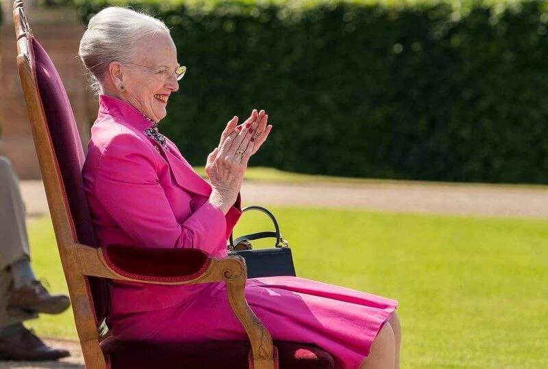 The Queen wore a pink fuchsia blazer and pink skirt at awards ceremony
