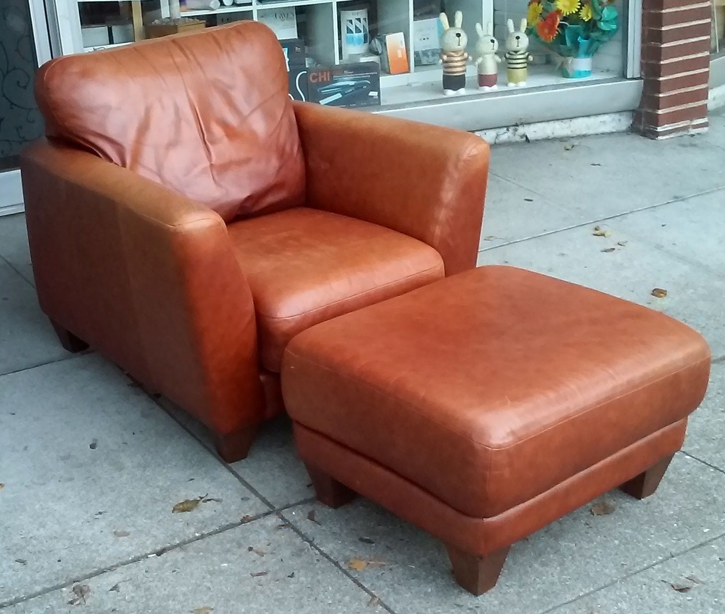 UHURU FURNITURE & COLLECTIBLES SOLD 22453 Palliser 39" Wide Canadian