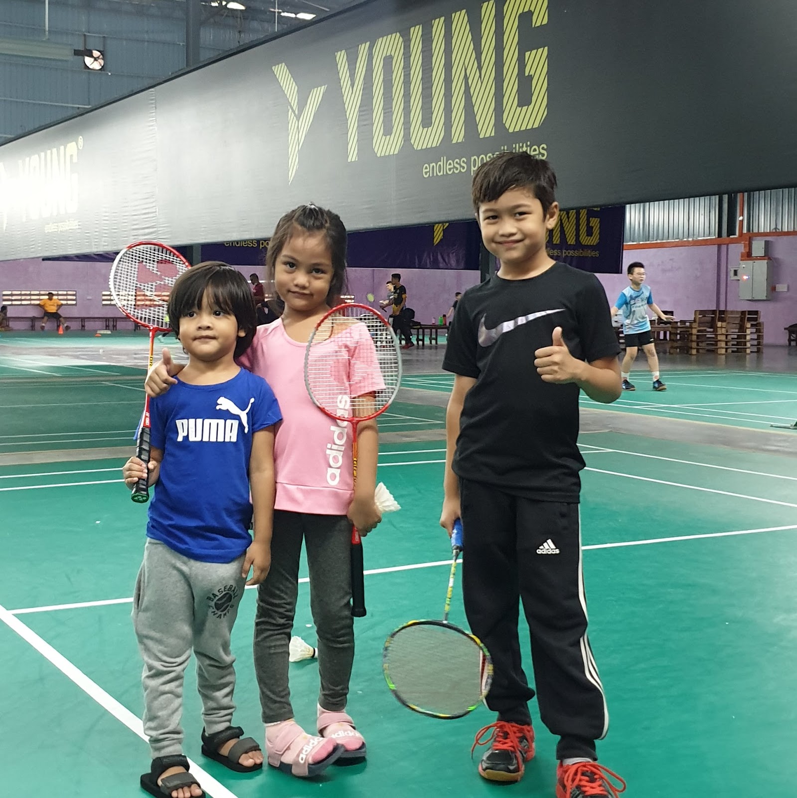 32 gelanggang badminton di Puchong Sport Centre. Puashati kau ! BEN ASHAARI