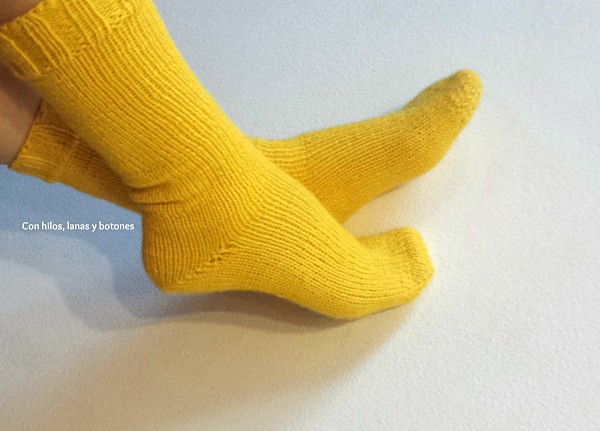 Con hilos, lanas y botones: Calcetines amarillos (toe-up socks)